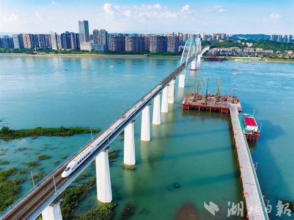 杠杆配资业务 与宜万铁路大桥并行 沪蓉高铁大桥加快施工